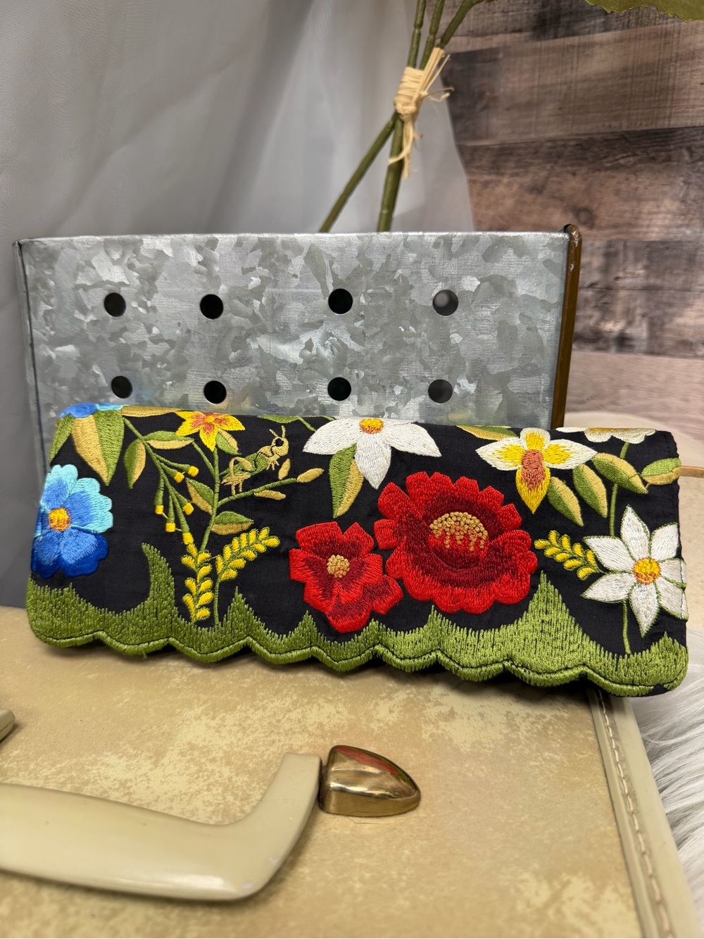 Black & Wildflowers Clutch OS